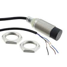 سنسور القایی سیم دار PNP قطر 18 امرن مدل E2B-M18KN16-WP-B1